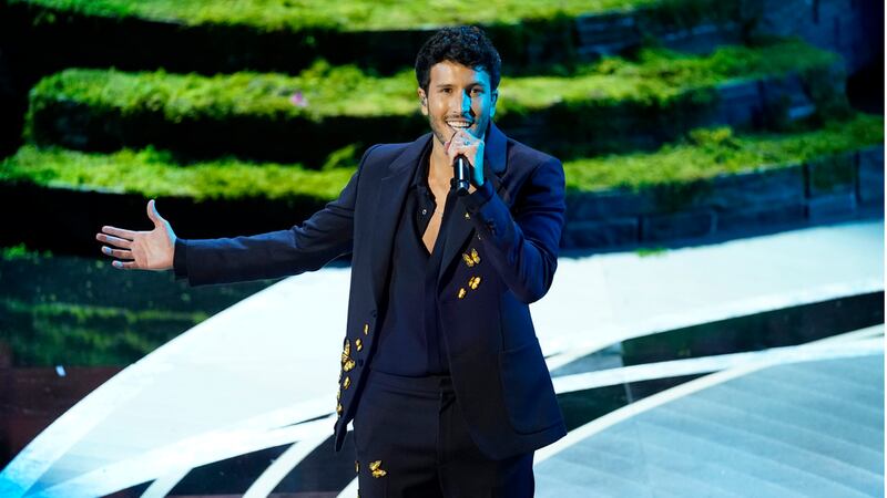 ARCHIVO - Sebastián Yatra canta "Dos oruguitas" de "Encanto" en la ceremonia de los premios...