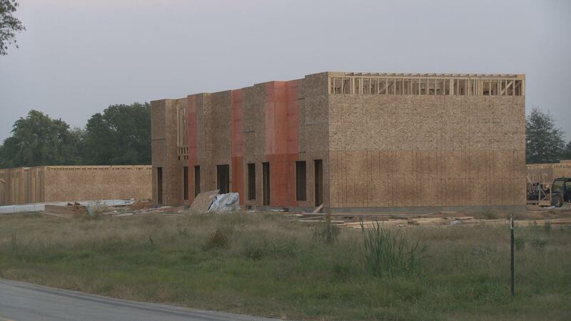 aterrice en algunos de los apartamentos en construcción en Pacific Dr., justo cerca de donde...