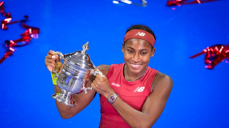 La estadounidense Coco Gauff posa con el trofeo del US Open, que conquistó el sábado 9 de...