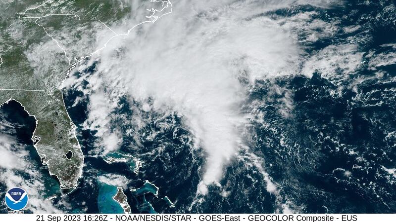 El Centro Nacional de Huracanes (CNH) emitió este jueves un aviso de tormenta tropical para...